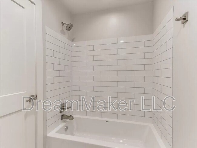 Building Photo - 2807 Clifton Ter