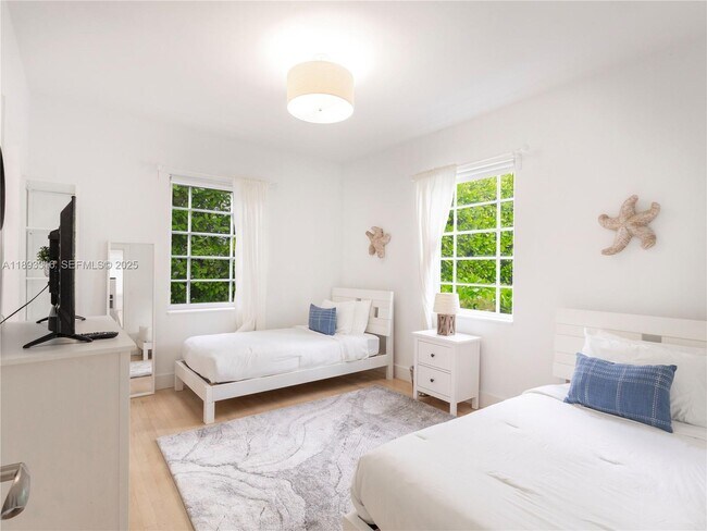 Building Photo - 241 28th St