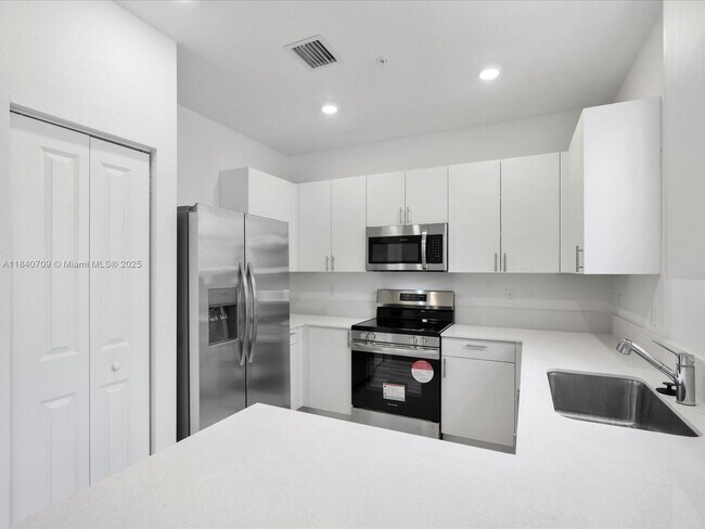 Building Photo - 106 SW 184th Ave
