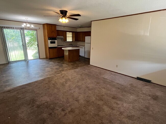 Building Photo - 505 E Fir St