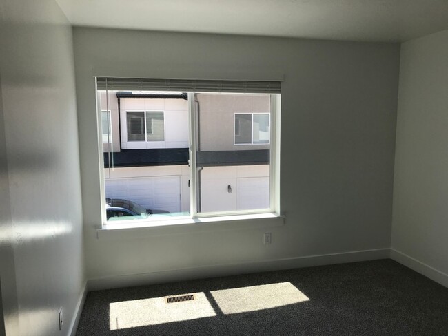 Building Photo - 417 W 40 S