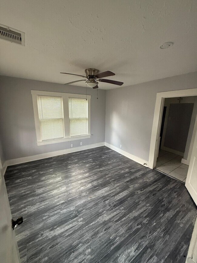 Building Photo - 3012 Live Oak St