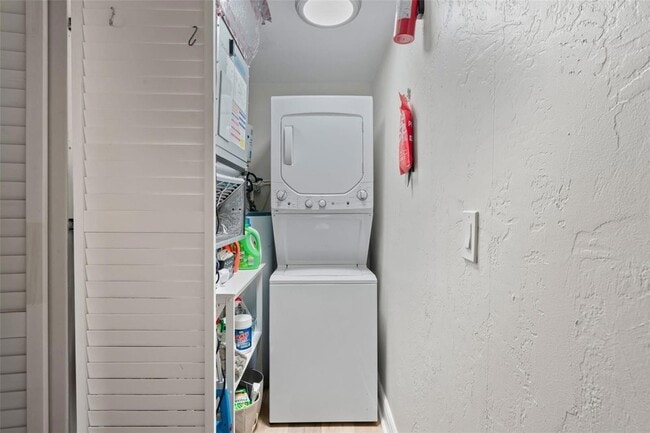 Building Photo - 1980 Tahitian Pl