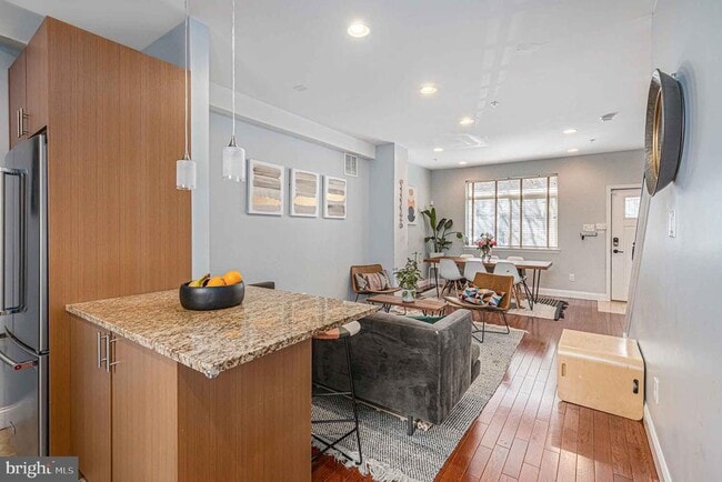 Building Photo - 1935 W George St