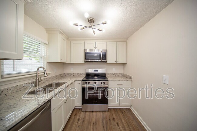 Building Photo - 1733 Parkview Ave