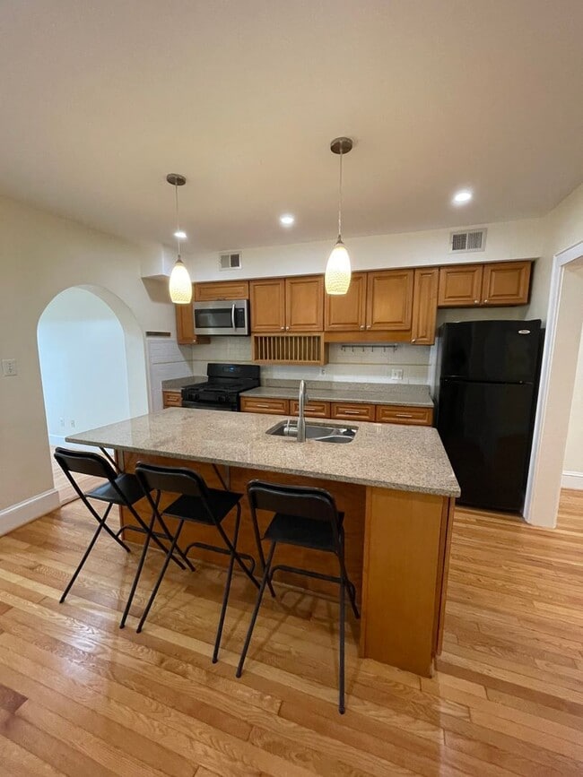 Building Photo - Charming 1928 Row Home for Rent with Modern Amenities — 2 Bedroom 2 Full Bath w/ 2 Half Baths, 2 ...