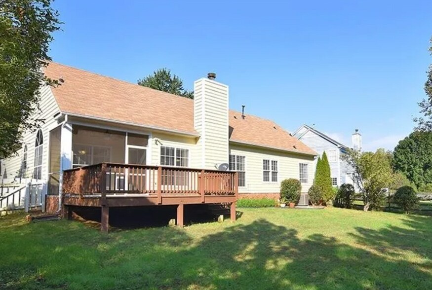 Back deck and screened patio - 3201 Gulfstream Ct