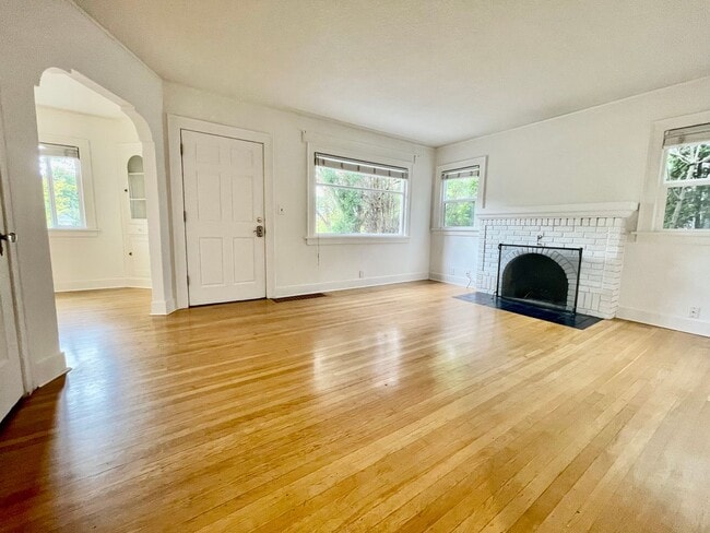 Building Photo - Upgraded 3bd/2bath Laurelhurst Home w/ Pri...
