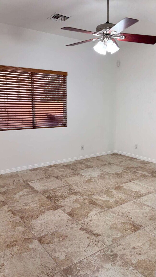 Building Photo - 3 Bedrooms and 2.5 Bathrooms Home on 7th Tee!