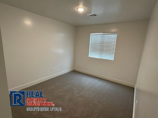 Building Photo - Townhome in South Desert