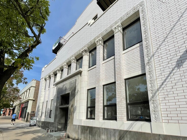 Building Photo - 1724 W Greenleaf Ave