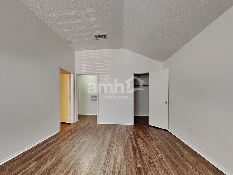 Building Photo - 816 Meadowlark Dr