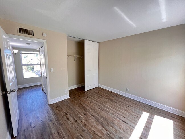 Building Photo - Spacious End-Unit Townhouse in Boynton Beach
