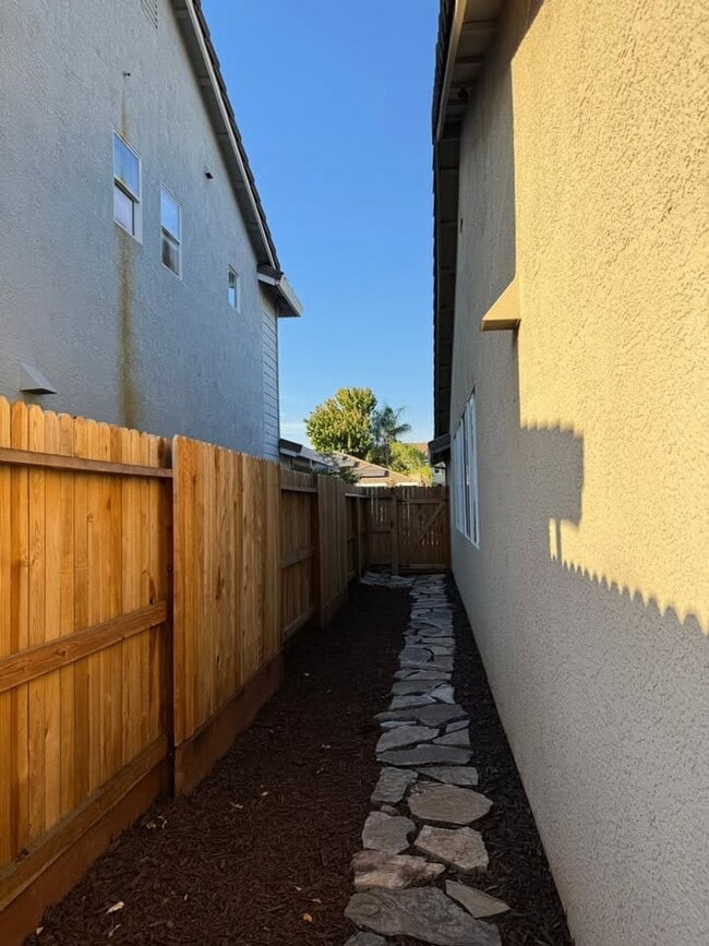 Building Photo - Beautiful home located in a desirable Rose...