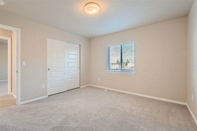 Building Photo - Stunning design and spacious floor plan nestled in the amazing Tahoma Ridge neighborhood.