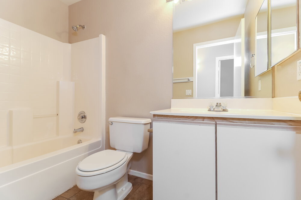 Building Photo - 9015 W Roanoke Ave