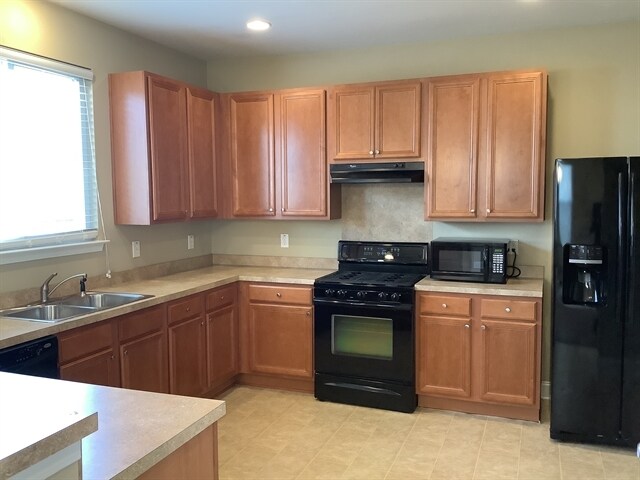 Building Photo - 8811 Shadowglen Dr