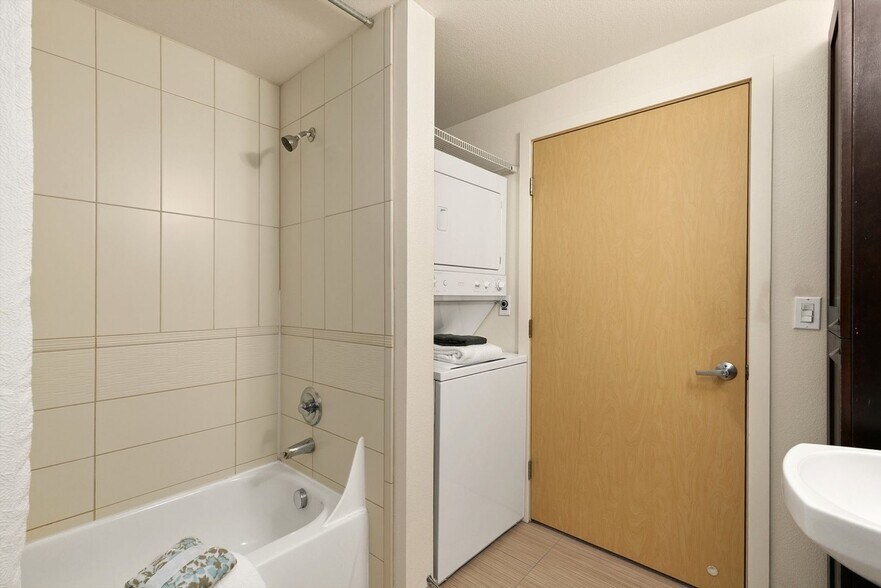 Building Photo - Renovated Studio in Capitol Hill with Rooftop City Views!!!!
