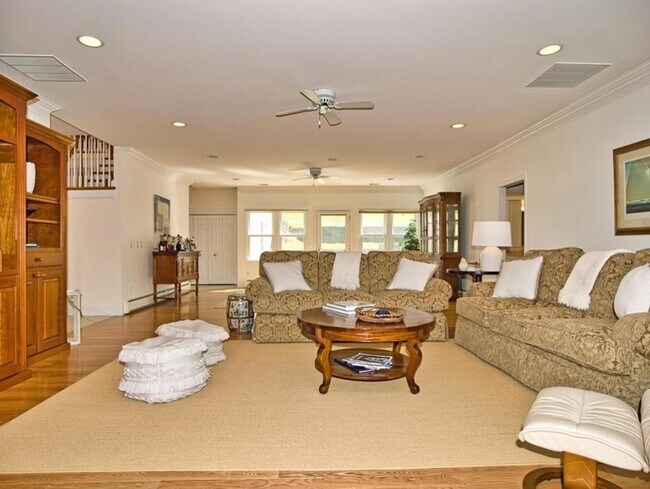 Building Photo - 149 Nanaquaket Rd