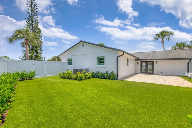 Building Photo - 204 W Whitney Dr