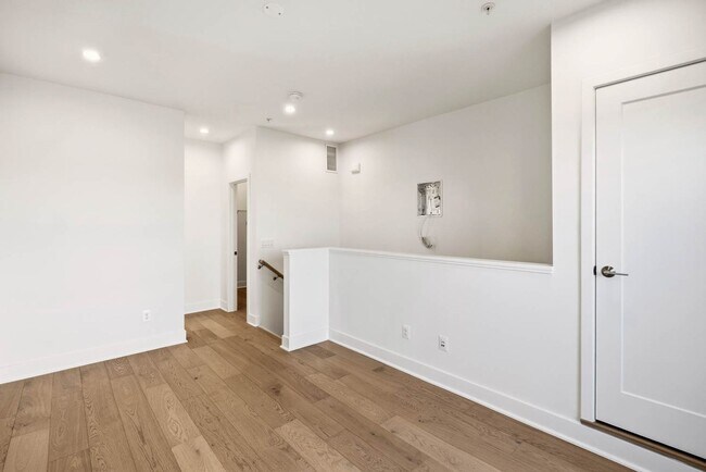 Building Photo - Bloomingdale Townhome | 3 Bed + Den | 3.5 Bath | 1,800 Sf | Large Private Rooftop Deck & Balcony ...
