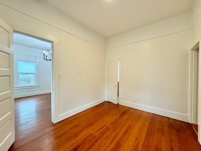 Building Photo - B1417-1421