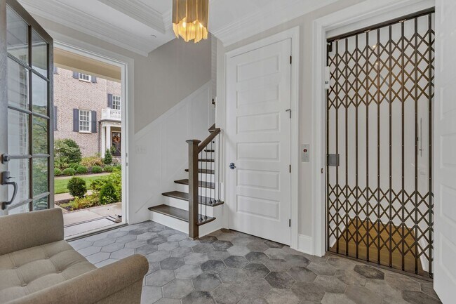 Building Photo - Rent Unfurnished or Fully Furnished - 4 Be...