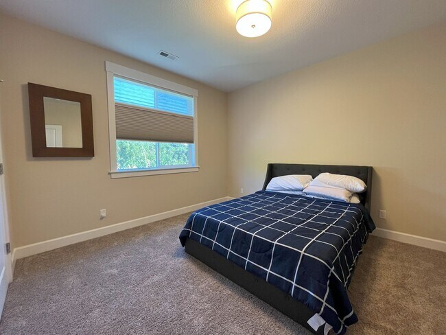 Building Photo - Expansive 4-Bedroom Home with Office, Ente...