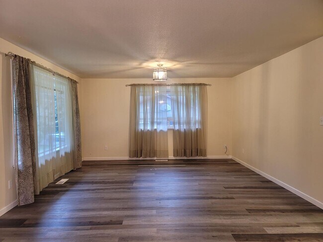 Building Photo - 2 Bedroom Rambler in Suquamish!