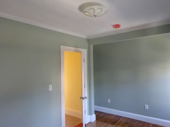 Building Photo - No brokers Fee, No Security Deposit, Pes Friendly, Large Unit, Laundry on a Site, Parking for Rent