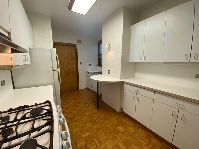 Building Photo - 431 W. Roscoe