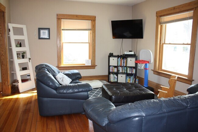Building Photo - 3 Bed Spacious Home near downtown Pella!