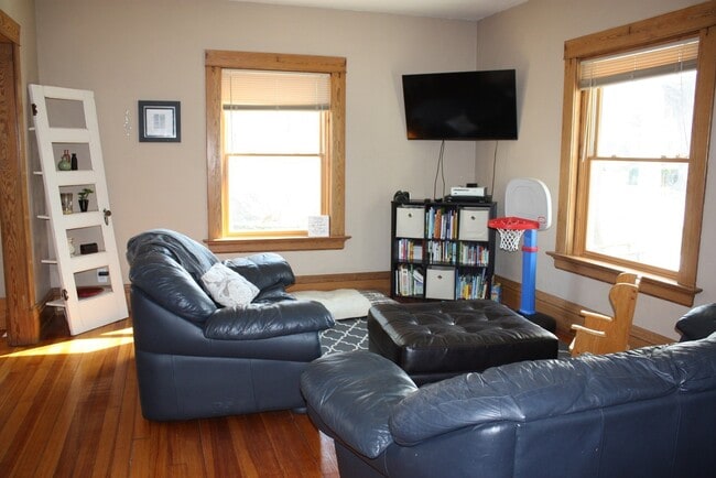 Building Photo - Spacious Home near downtown Pella!