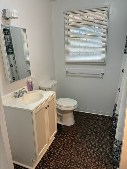 Building Photo - 2059 Saint Louis Dr