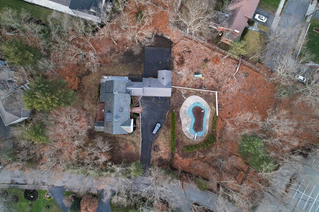 Building Photo - Entire House on 1 Acre of Land! - 8 Bedroom