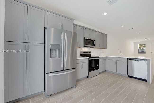 Building Photo - 133 SW 171st Ave