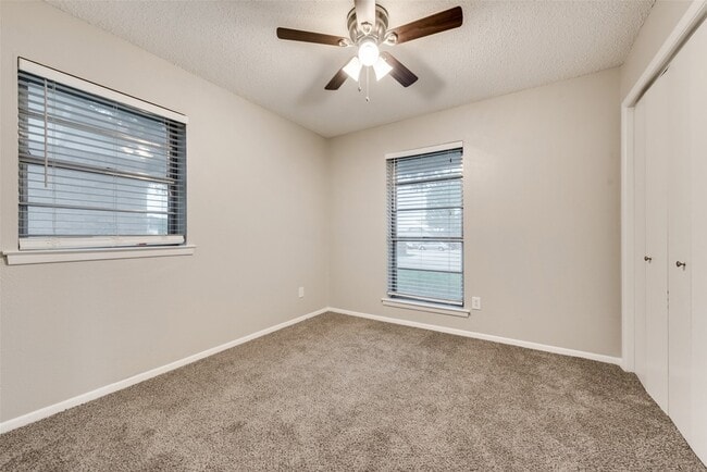 Building Photo - 1812 Ravenswood Dr N