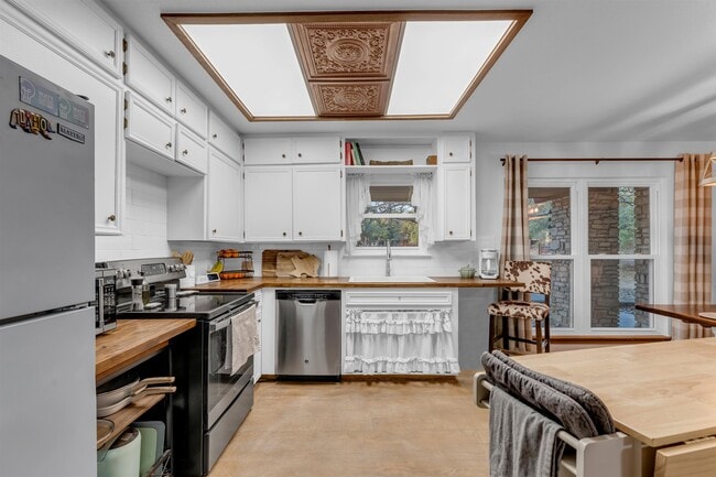 Building Photo - 400 Robin Ln