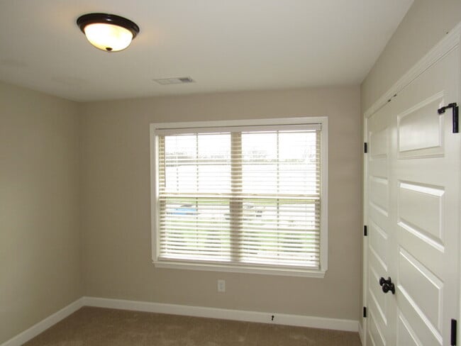Building Photo - Old Hickory townhome, like new!