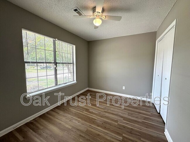 Building Photo - 401 Converse Ct
