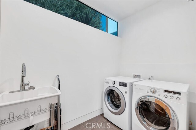 Building Photo - 16518 Moorpark St