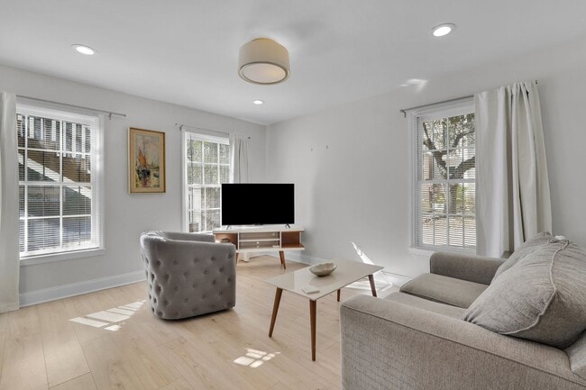 Building Photo - 702 Tattnall St