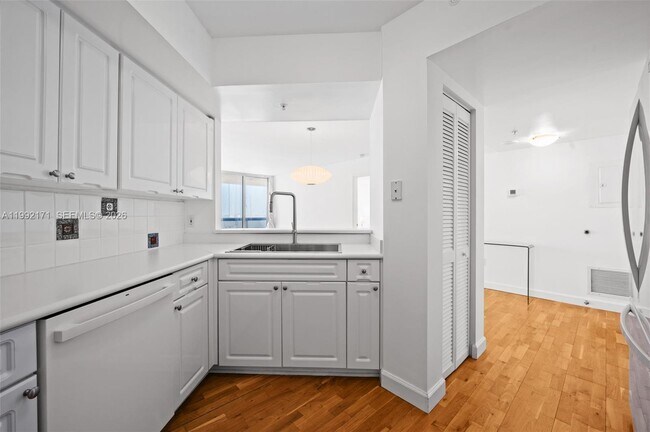 Building Photo - 1900 Sunset Harbour Dr