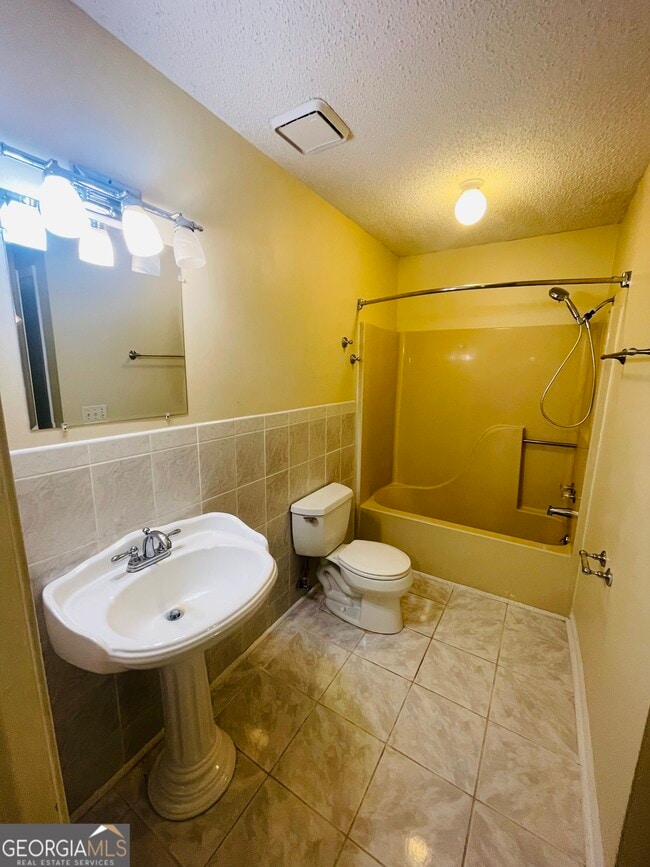 Building Photo - 136 Creekwood Cir