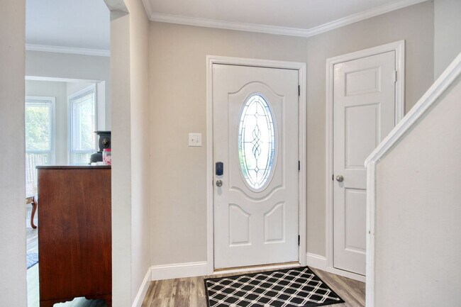 Building Photo - 1563 Elizabeth Rd