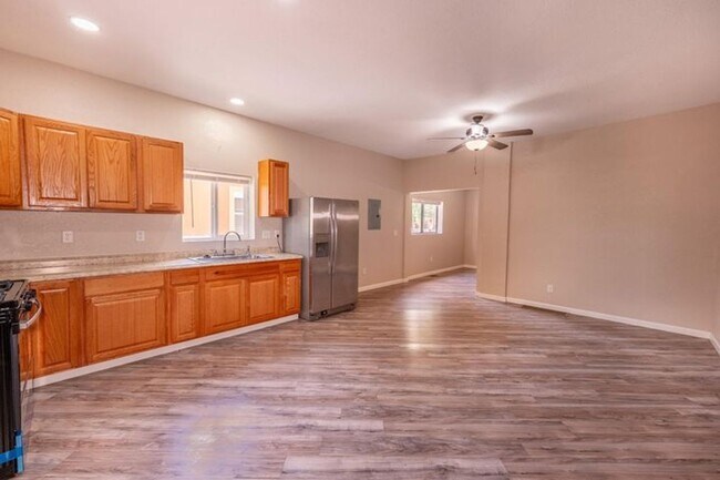 Building Photo - 2 Bed Home walking distance to College and...