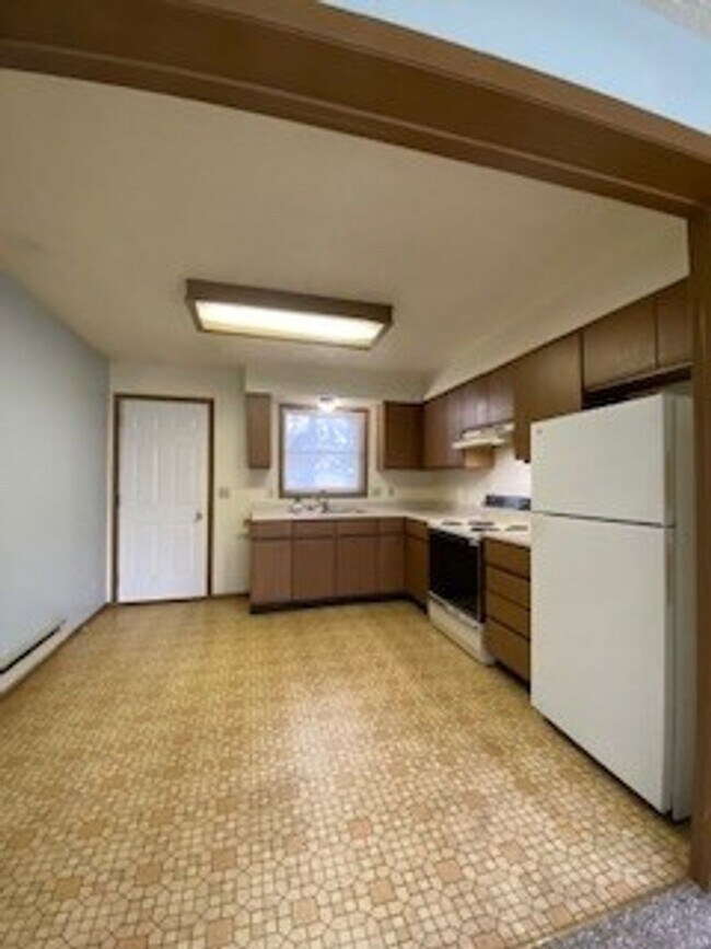 Building Photo - 208 S. Spring St.