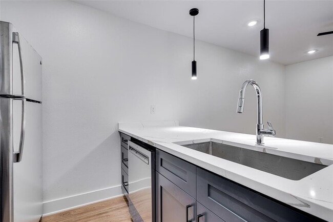 Building Photo - 704 W 21st St