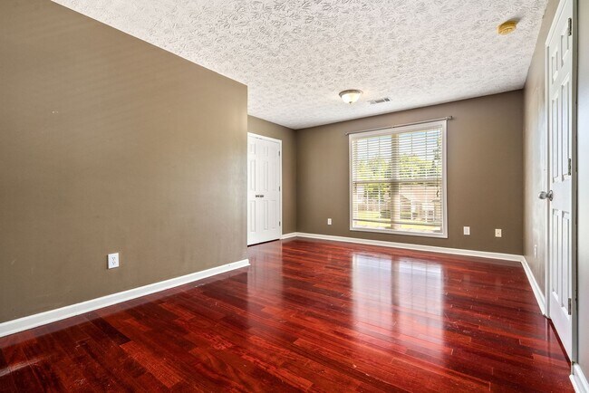Building Photo - 4264 Live Oak Dr