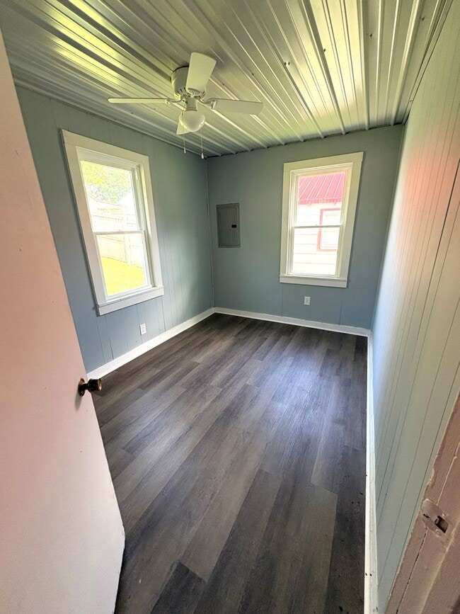 Building Photo - Charming 3BR Rental Close to Downtown Glasgow!